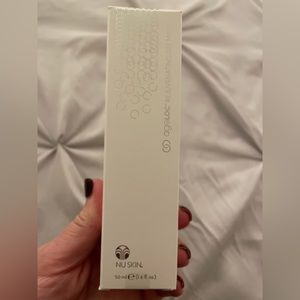 NuSkin Rejuvenating Gel Mask.